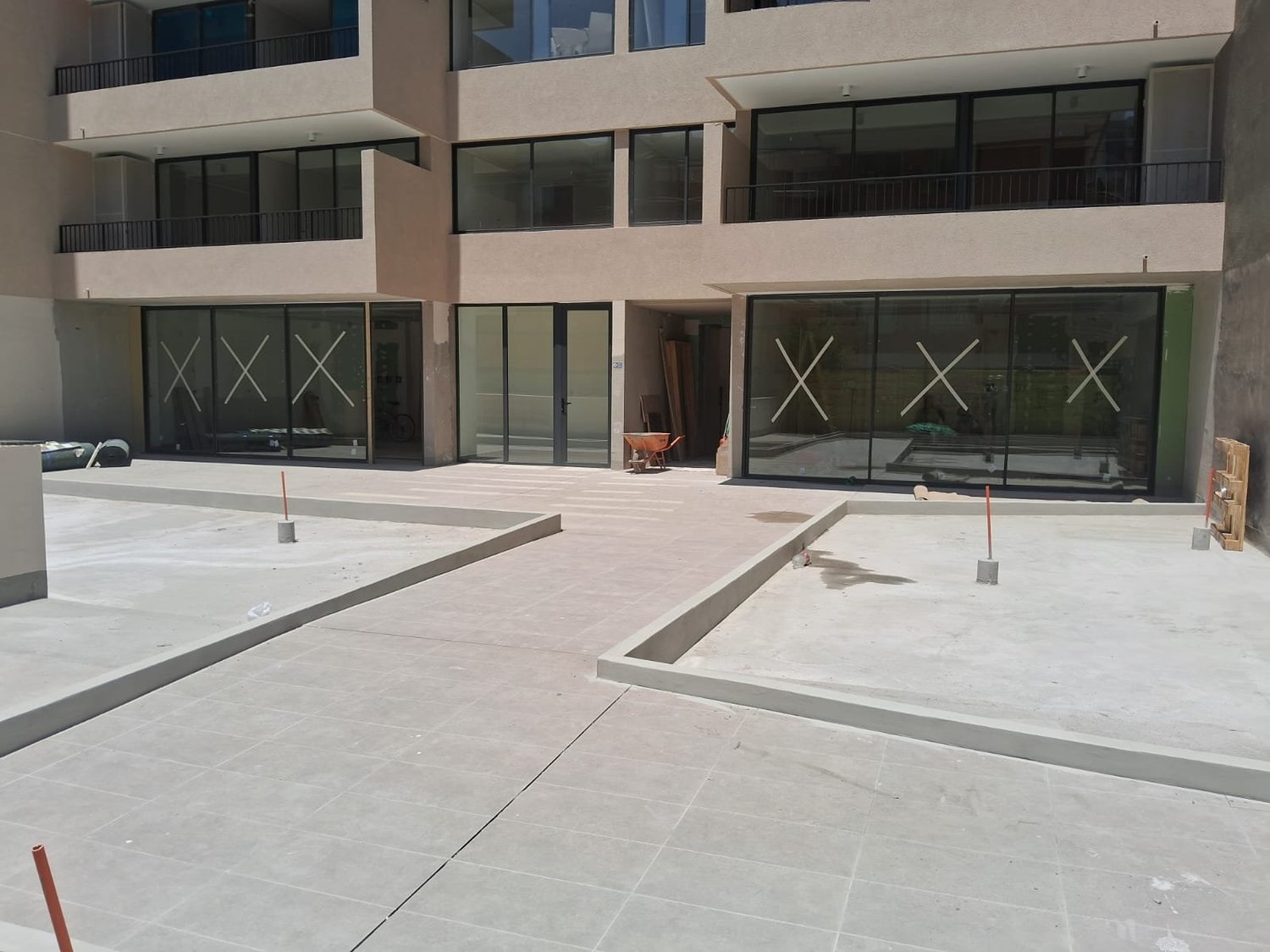 Obra Alonso de Ercilla: placa comercial de acceso en primer nivel, serie Xelentia