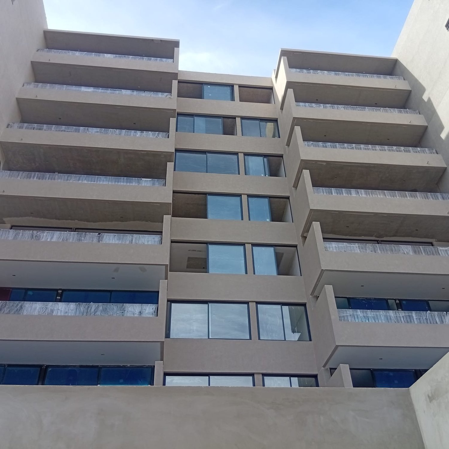 Obra Alonso de Ercilla: ventanas de aluminio grafito con DVH