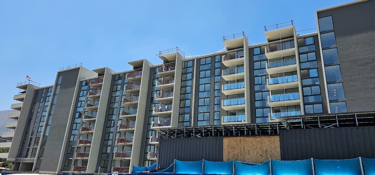 Obra Valle Oriente: pvc antracita, DVH y barandas metálicas con cristales templados